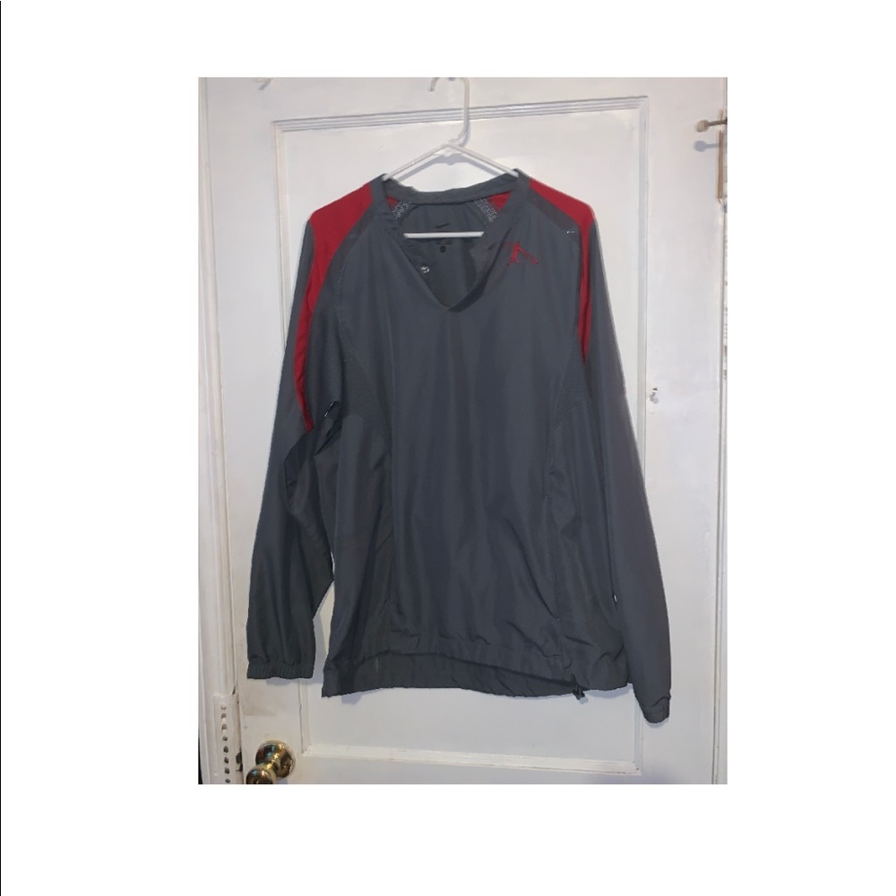 MEDIUM NIKE COLF GRAY AND RED JACKET